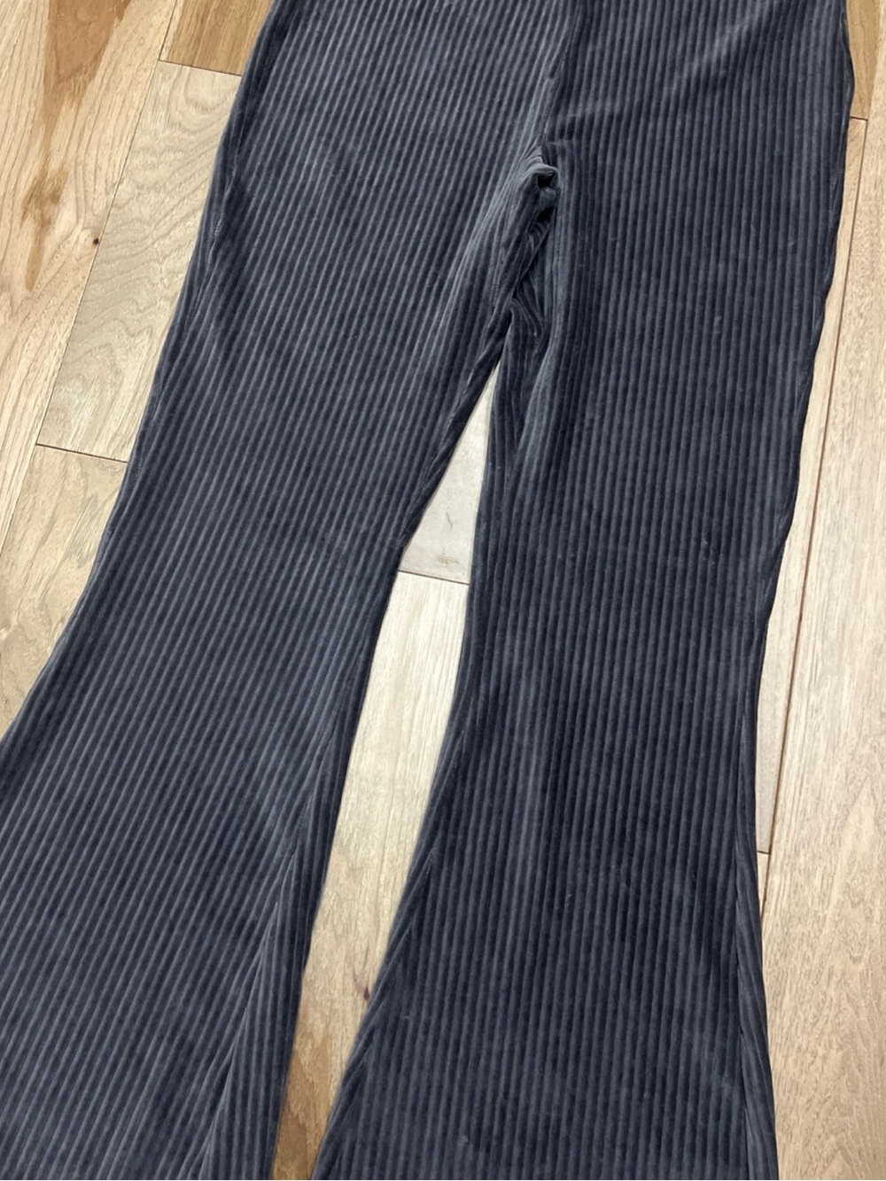 Aerie Groove-On Ribbed Velour High Waisted Flare Leggings in Charcoal Gray M - Picture 3 of 12